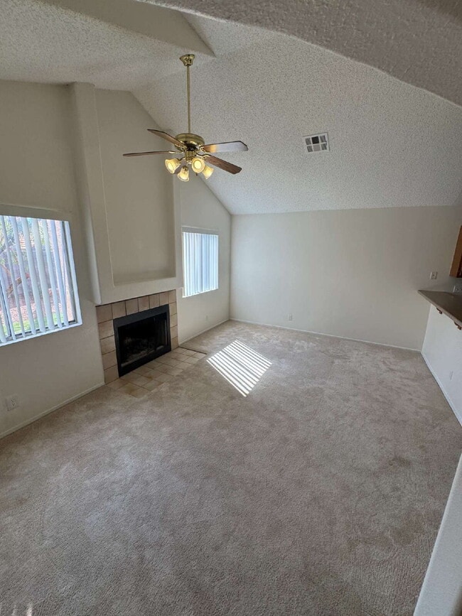 Building Photo - 3 Bed, 2 1/2 Bath Henderson