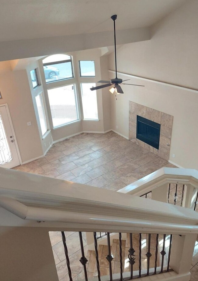 Building Photo - 3 bedroom 2 bathroom beautiful rental ! Available November