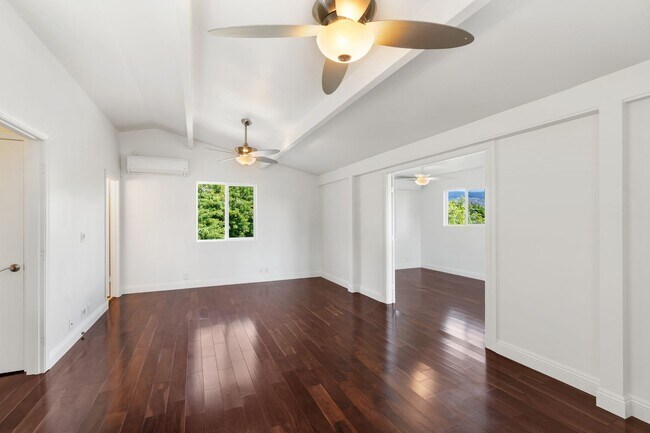 Building Photo - Kahala Home 5 bedroom 4 bath with Large Yard
