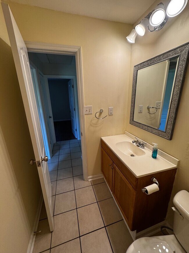 Building Photo - 2115 Cameo Dr