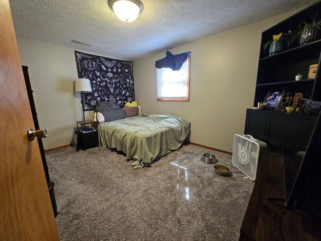Building Photo - 2 Bedroom Home in Bloomington!