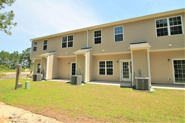 Building Photo - 2 BR/ 2.5 Bath Townhome located in The Tow...