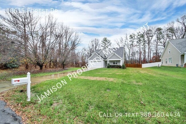 Building Photo - 10615 Forest Dr