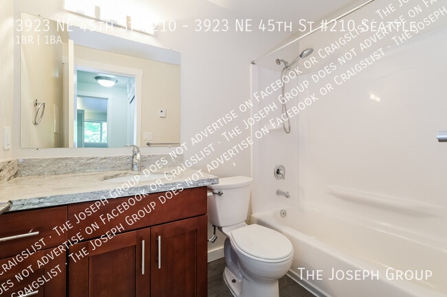 Building Photo - 3923 NE 45th St