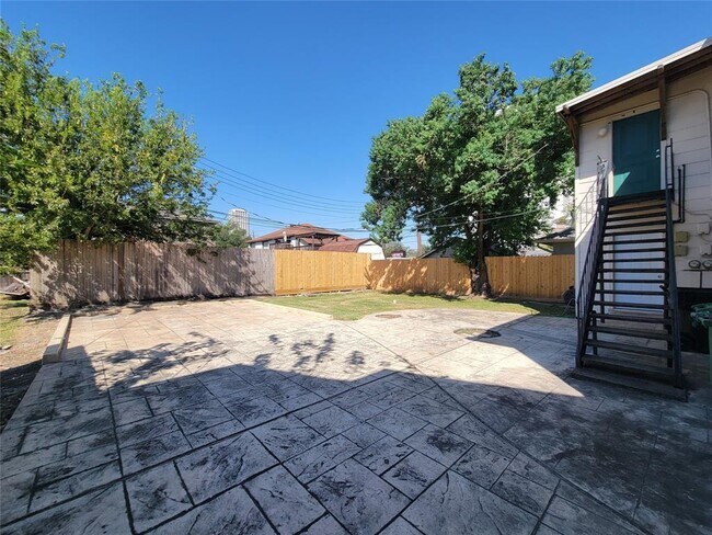 Building Photo - 2406 Huldy St