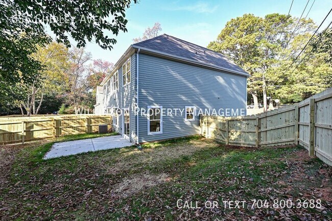 Building Photo - 3-Bedroom Townhouse with Proximity to Char...