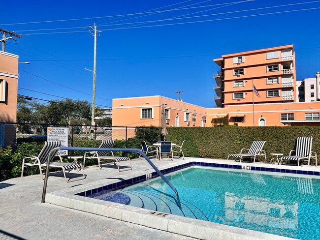 Building Photo - 101 S Golfview Rd