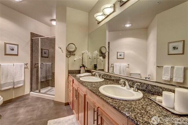 Building Photo - 2bd/1.75ba Kirkland Condo