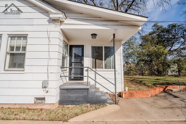 Building Photo - 2003 Arthur St