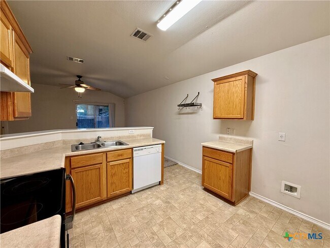 Building Photo - 3235 Blue Jay Dr