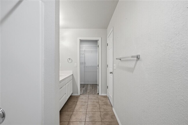 Building Photo - 3402 SW Windrift Ave