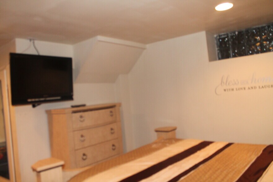 Building Photo - 2216 Georges Ln