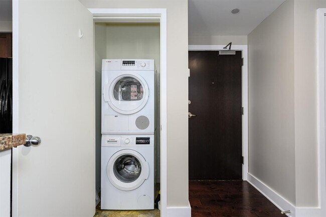 Building Photo - 300-314 N Broadway