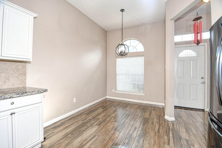 Building Photo - 25923 Marshbrook Ln