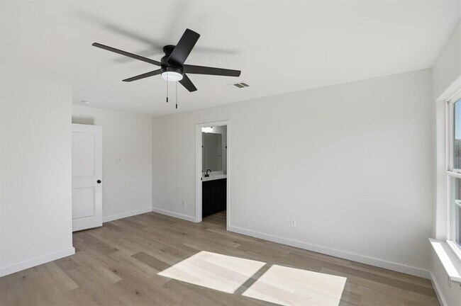 Building Photo - 4001 Cressler Ln