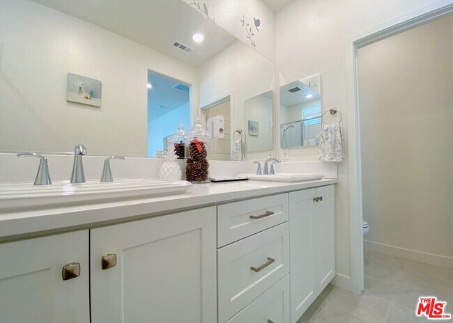 Building Photo - 13 Bedford Ct