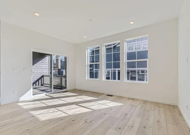 Building Photo - Luxurious CORNER LOT - 3bd 2.5 paired home in Dove Village!