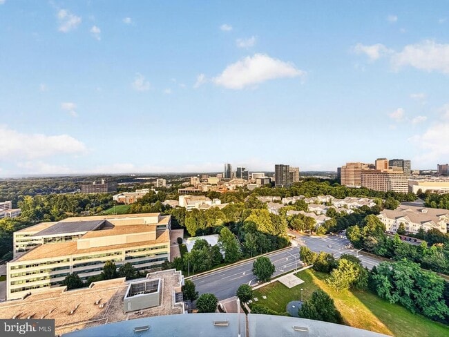 Building Photo - 8220 Crestwood Heights Dr