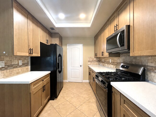 Building Photo - 3 bed, 3 bath located in Ontario, CA!