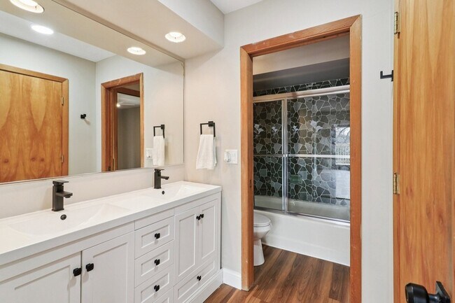 Building Photo - 23460 W N Lakewood Ln