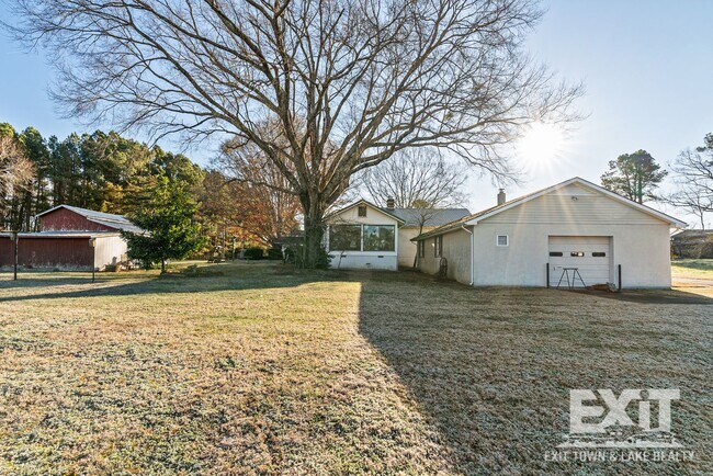 Building Photo - 3 Bedroom 2 Bathroom Home