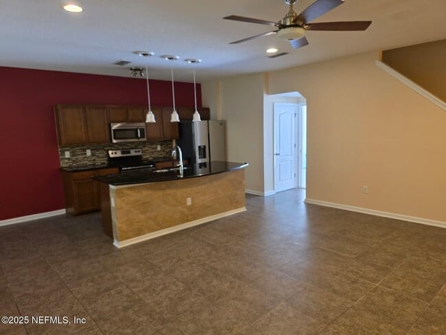 Building Photo - 498 Walnut Dr