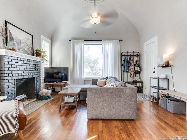 Building Photo - 814 W Gramercy Pl