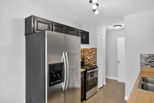 Building Photo - 41070 Southwind Dr