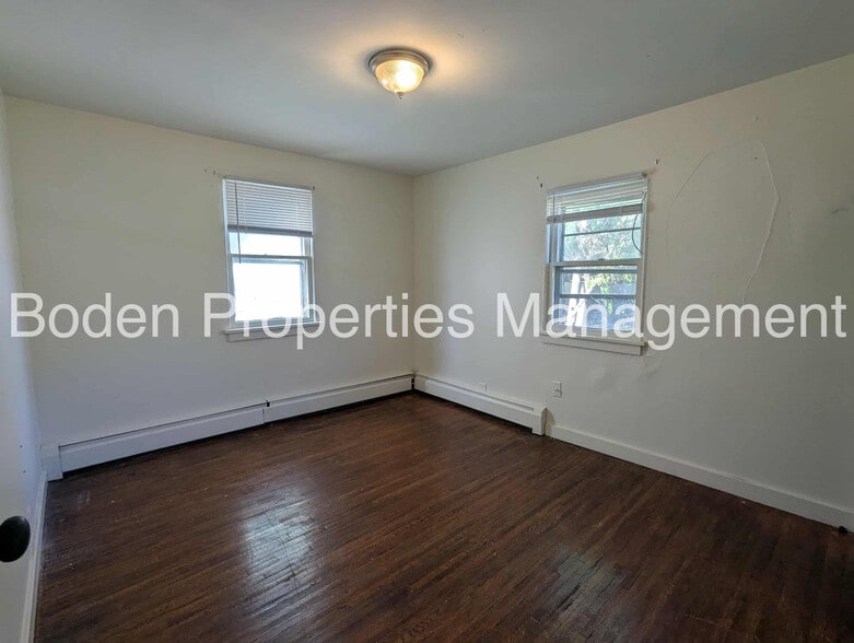 Building Photo - 412 W Nelson St