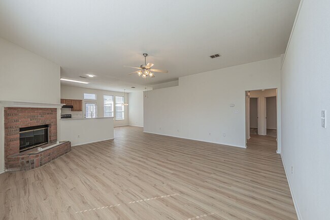 Building Photo - 3 Bedroom 2 Bath Home