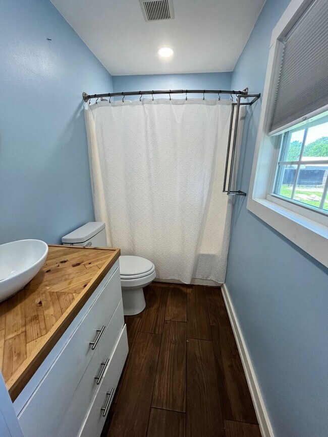 Building Photo - Great home avail in Hubert!  Mini split AC in garage perfect for personal gym!