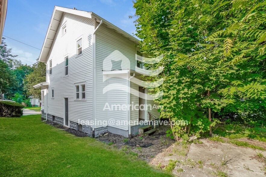 Building Photo - 985 Delia Ave