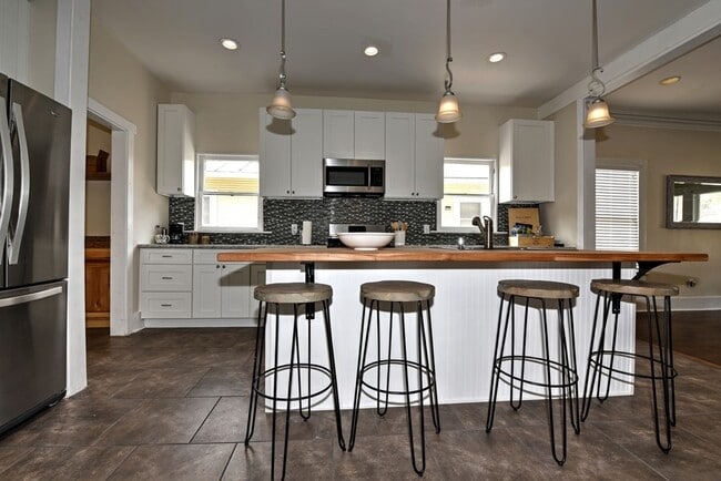 Building Photo - 418 E Myrtle St