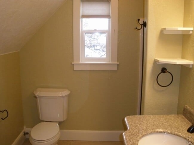 Building Photo - Stunning 4 bed, 3.75 bath Hamilton Home.