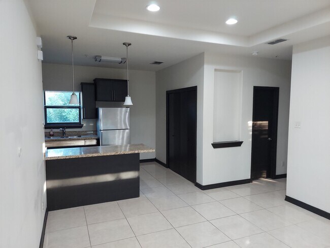 Building Photo - 2701 E Lyon St