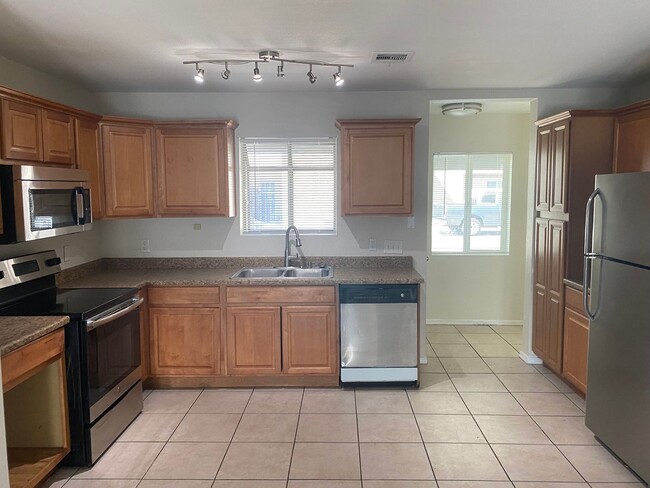 Building Photo - 2 bed 2 bath Town-homes in Central Phoenix...