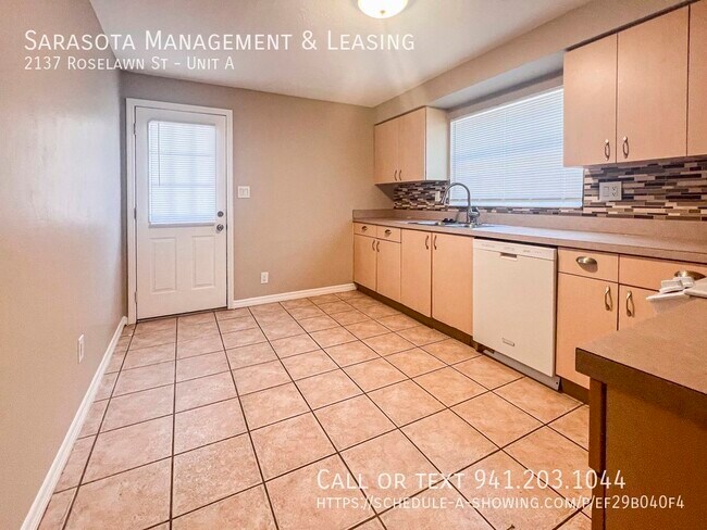 Building Photo - 2137 Roselawn St