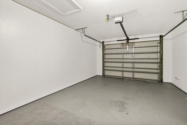 Building Photo - Spacious 3 Bedroom 2 Bath 1 Car Duplex in ...