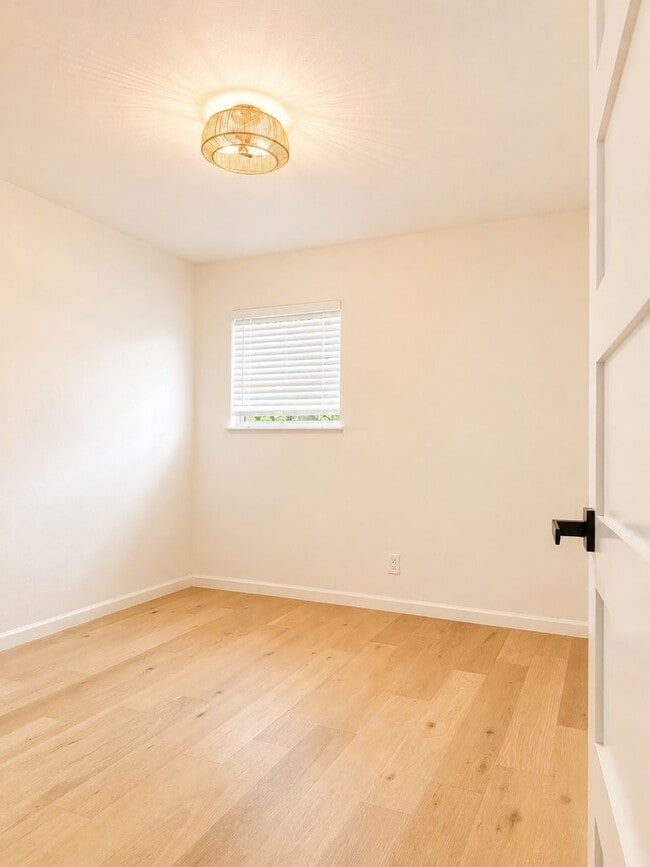 Building Photo - *** Near Domain * Stunning 5 Bedroom 4 Bath House with Garage * Fully Furnished * Designer Decora...