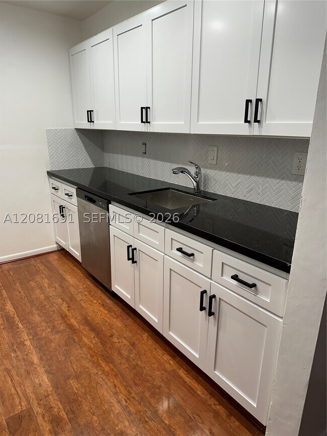Building Photo - 10818 N Kendall Dr