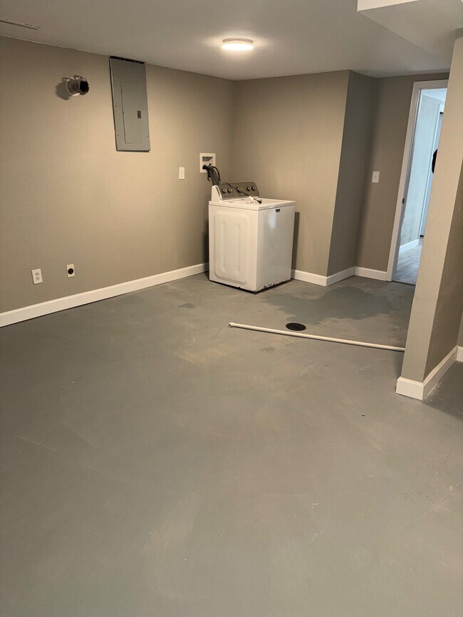 Building Photo - 732 E Culton St