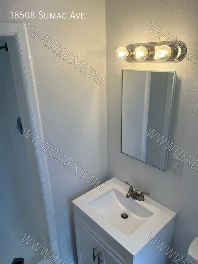 Building Photo - 38508 Sumac Ave