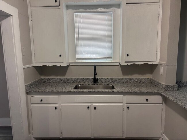 Building Photo - 1710 W 15th St