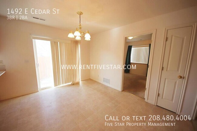 Building Photo - Beautiful Home Available in Central Pocate...