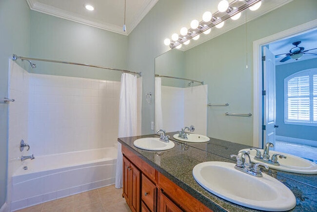 Building Photo - FOUR BEDROOM HOUSE IN LACAMAS SHORES WINTE...