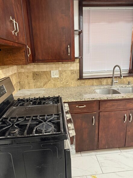 Building Photo - 5639 N Artesian Ave