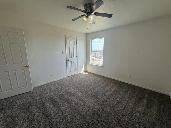 Building Photo - 705 S Amy Ln