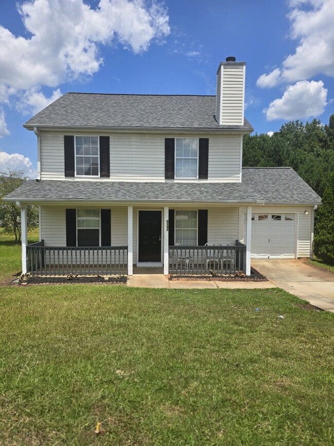 Building Photo - "Charming 4-Bed, 3-Bath Home with 1,500 Sq...