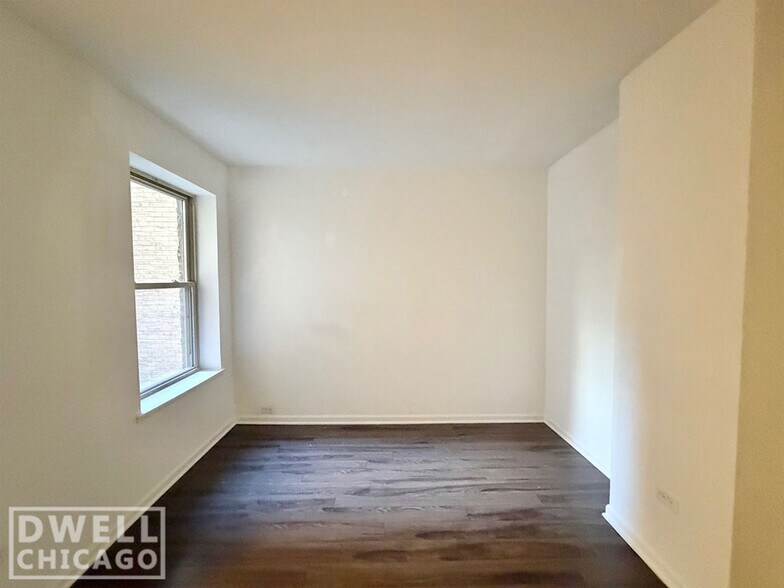 Building Photo - 955 W Carmen Ave