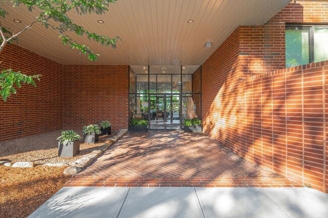 Building Photo - 77 Adams St